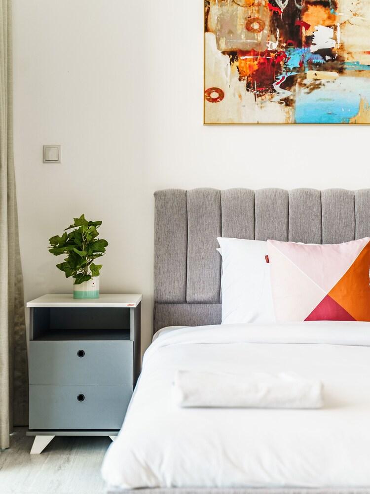 Monty - Luxury Studio with Pool View in Vibrant Community