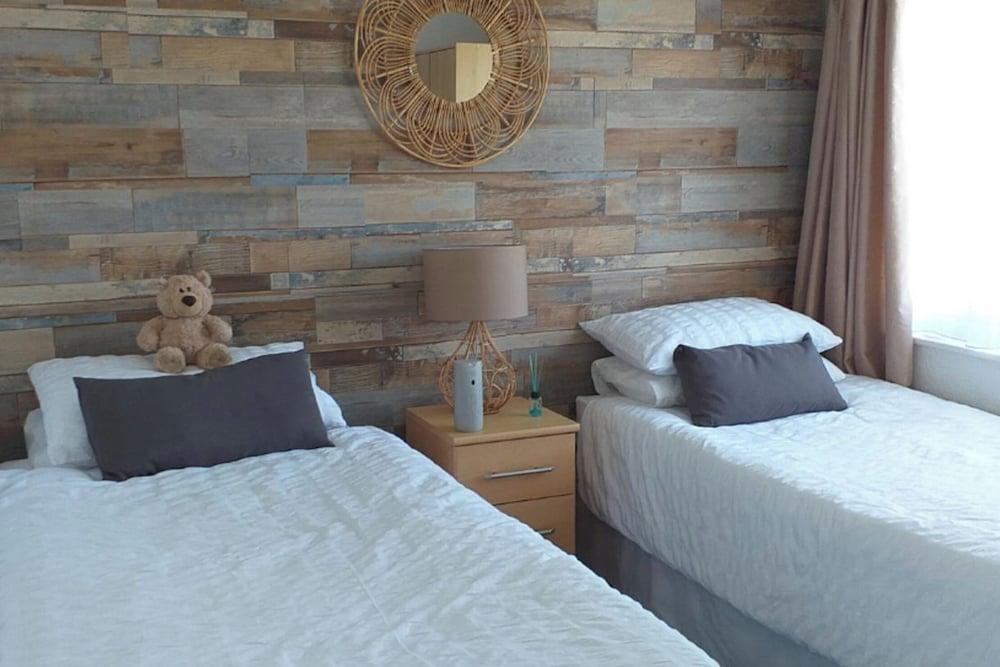 2 Bed Chalet Sleeps 4- Parking, Garden, Near Beach