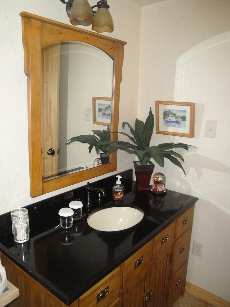 Mountain Harbor Forest View Lodge cottage by RedAwning