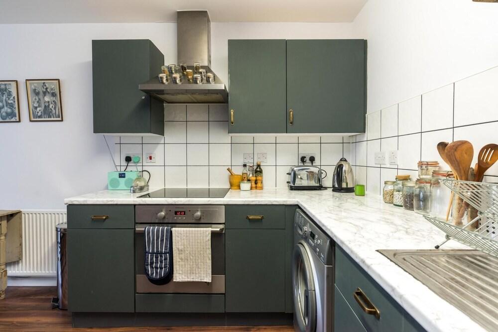 Eclectic 1BD Flat Walthamstow