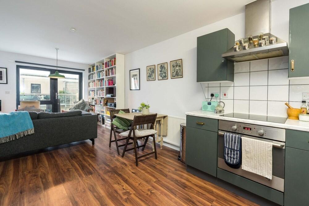 Eclectic 1BD Flat Walthamstow