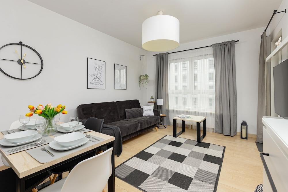 Warsaw Glebocka Apartment by Renters