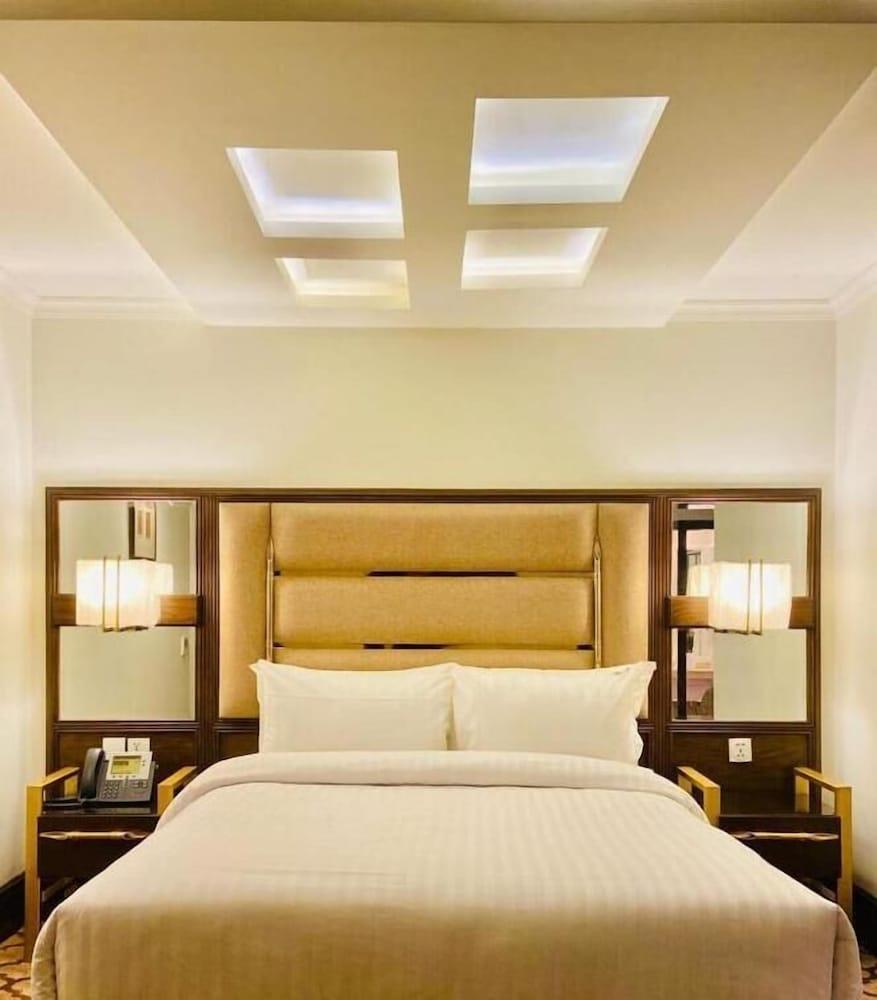 Saffron D'or Hotels Lahore