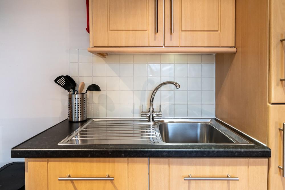 1bd Apt for 2-4. New Decor & Furnishings