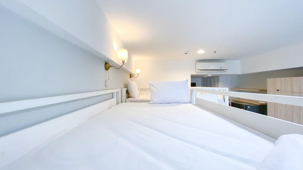 Modern Classic Studio At West Vista Apartment