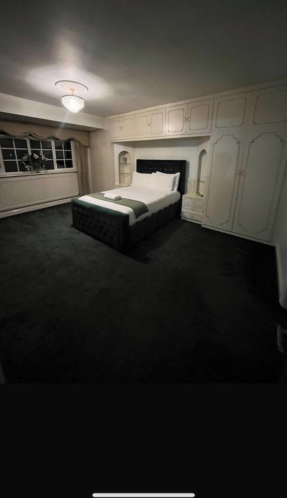 Unwind in Comfort at Cosy Caradus Free Parking