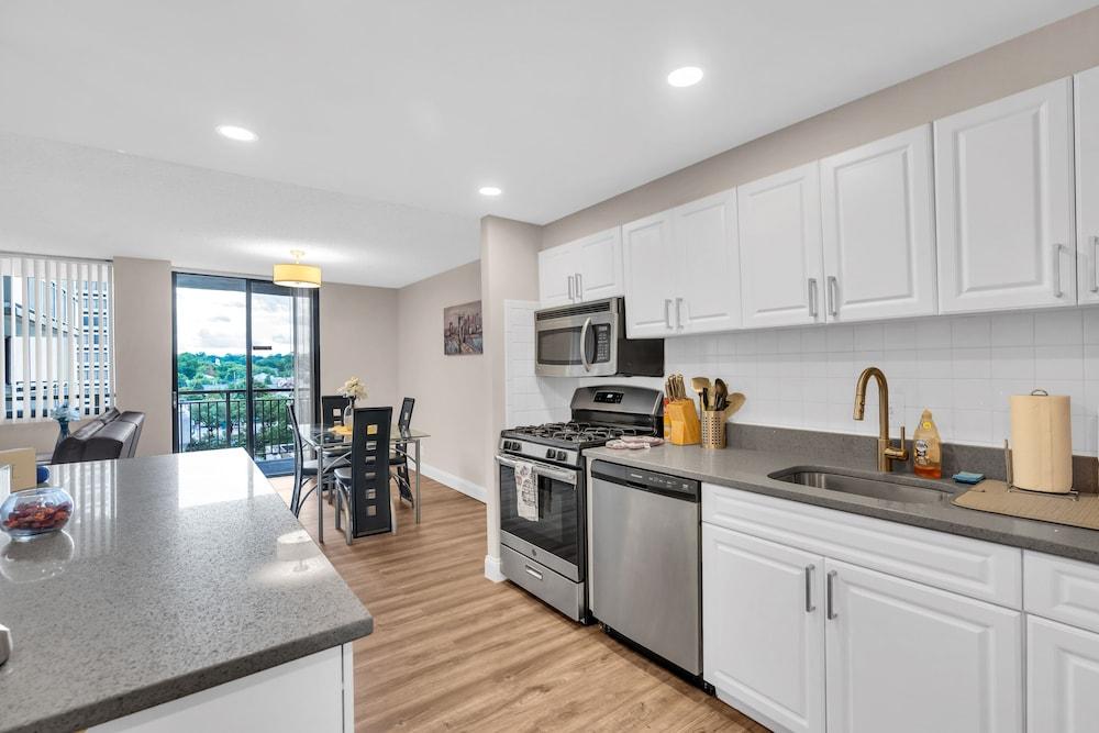 2BR Modern Apt with Easy Access to City