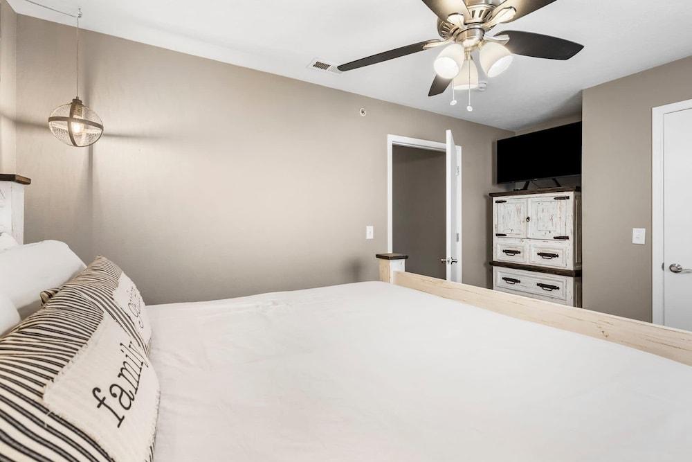 Ozark Overlook - Private Patio & Minutes to Attractions