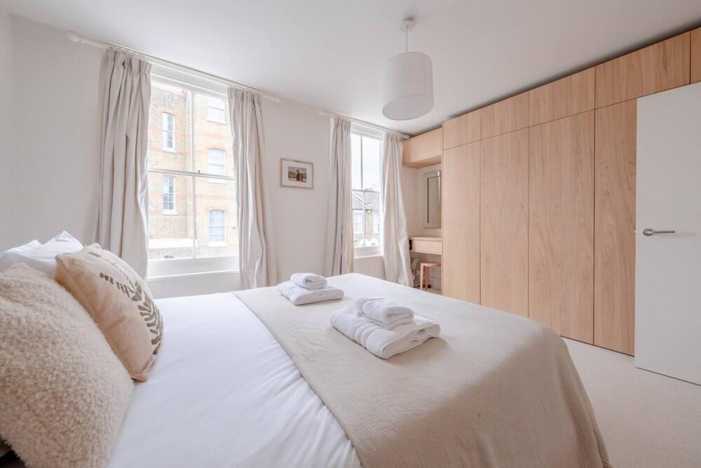 Beautiful Minimalistic 2BD House - Victoria Park