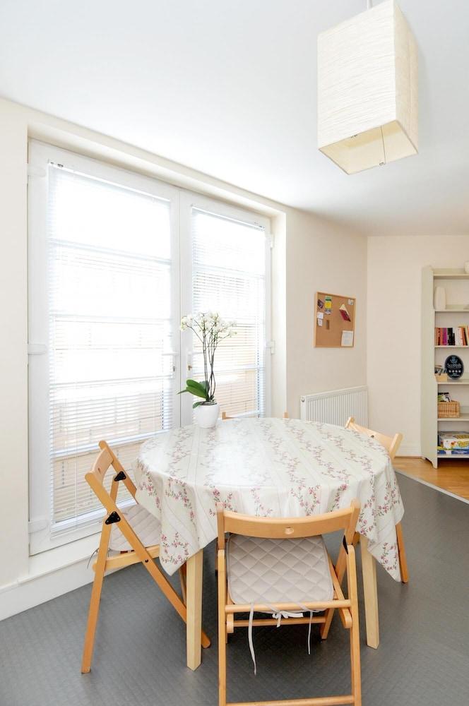 201 Quiet 2 Bedroom Property With Secure Private Parking