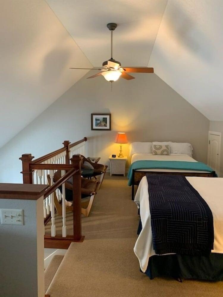 Unit 207 2 Bdrm/ 2 Ba 2 Bedroom Condo by RedAwning