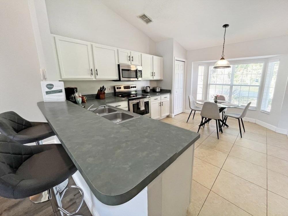 Lakeside Sunset 3 Bedroom by RedAwning