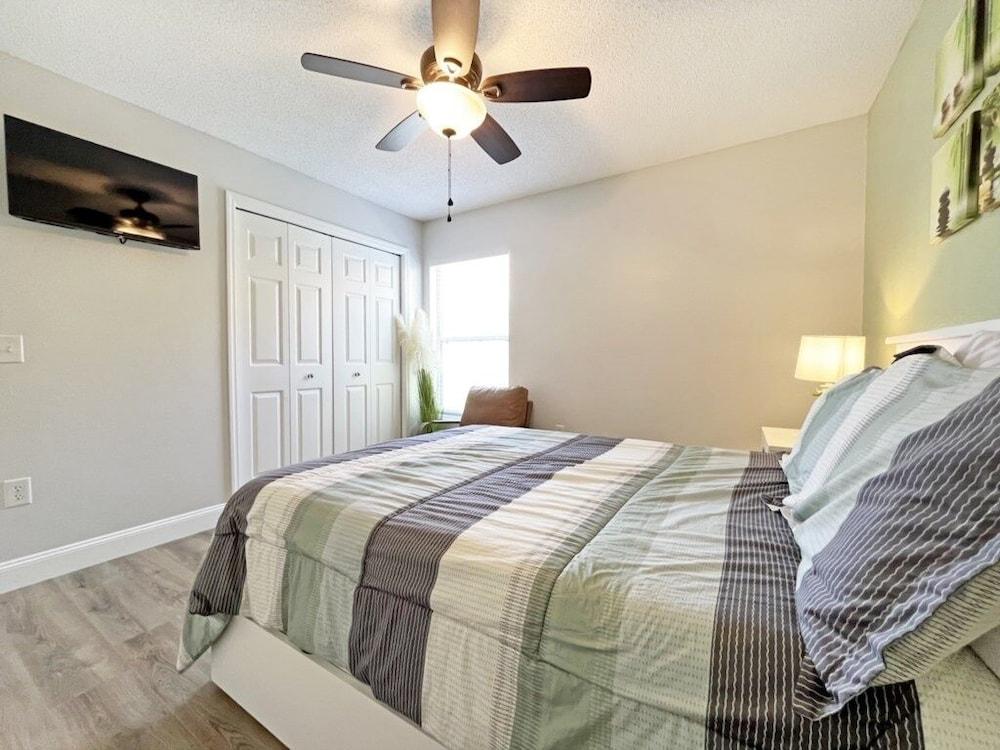 Lakeside Sunset 3 Bedroom by RedAwning