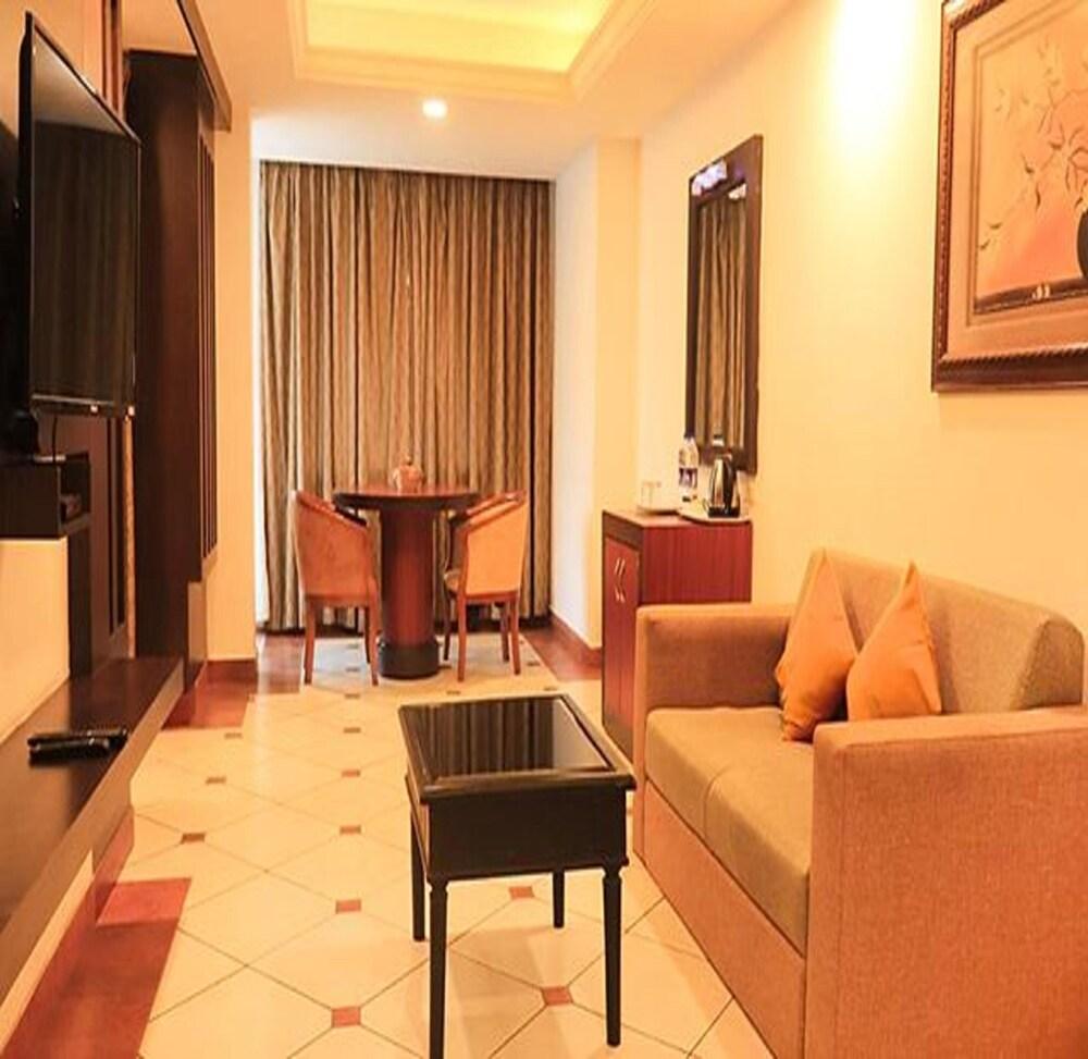 Fabhotel Prime Emerald