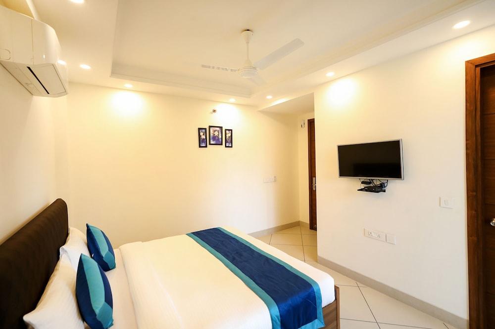 Fabhotel La Paz Stay B&B