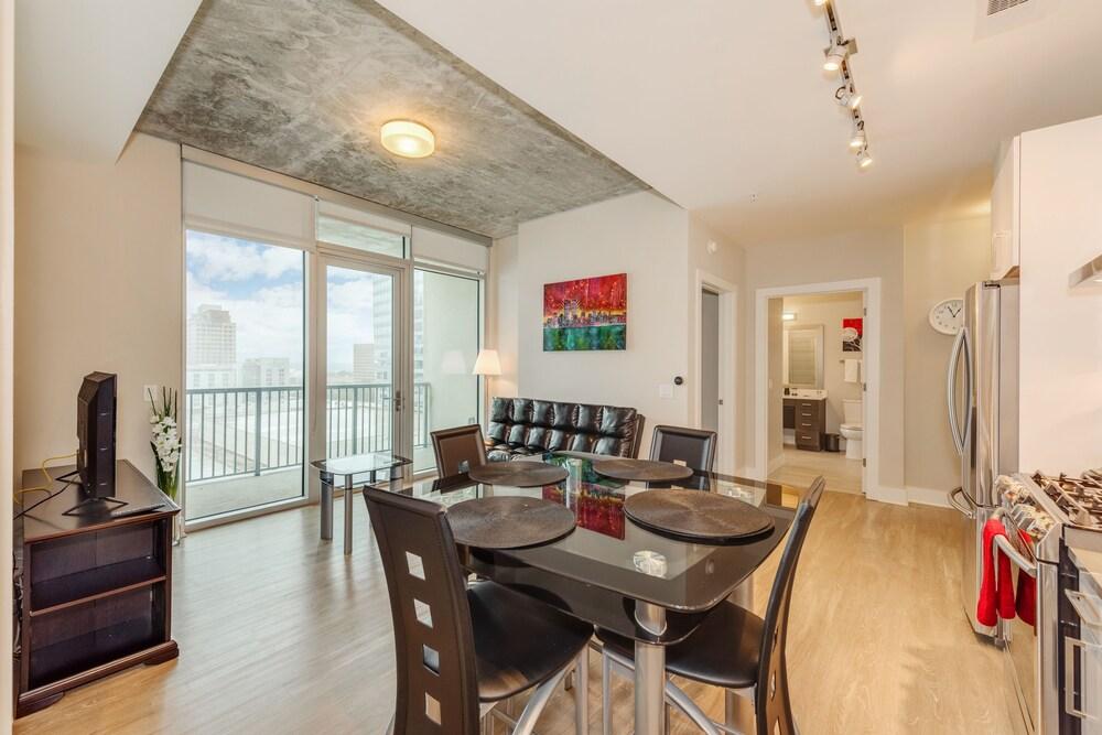 Spacious 2br Apt near Convention Center