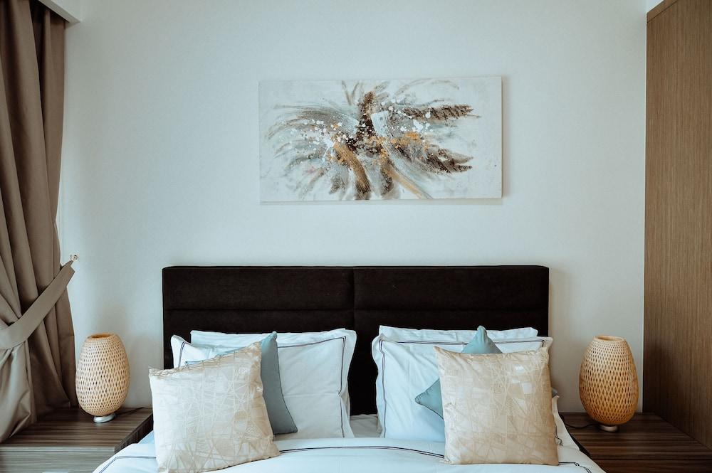 Premium 2BR Apt in Downtown - Burj Khalifa View - ROY