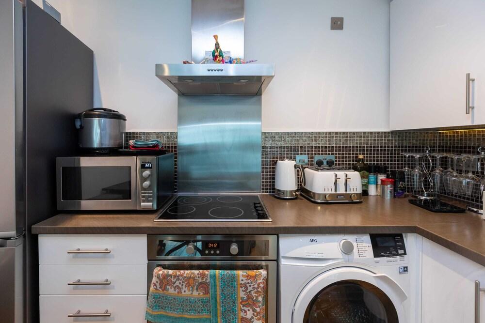Stylish 1BD High Rise Flat - Vauxhall