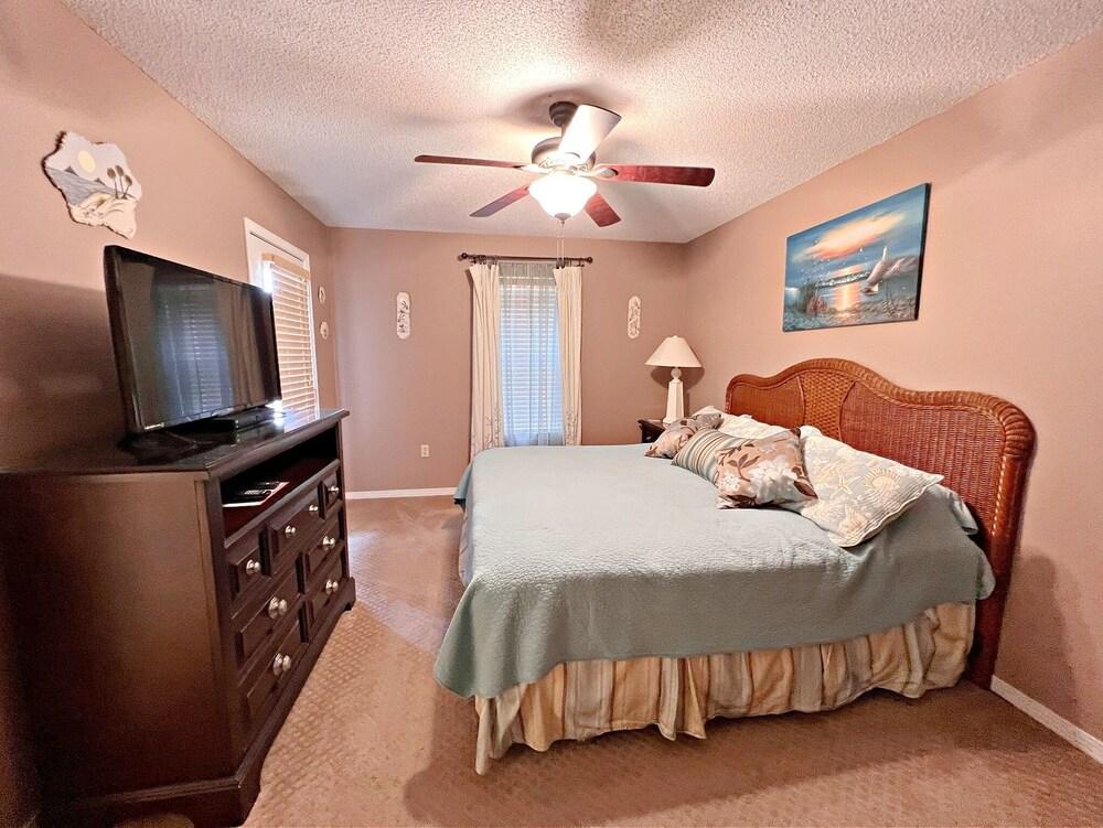 Sundial D1 2 Bedroom Condo by Redawning