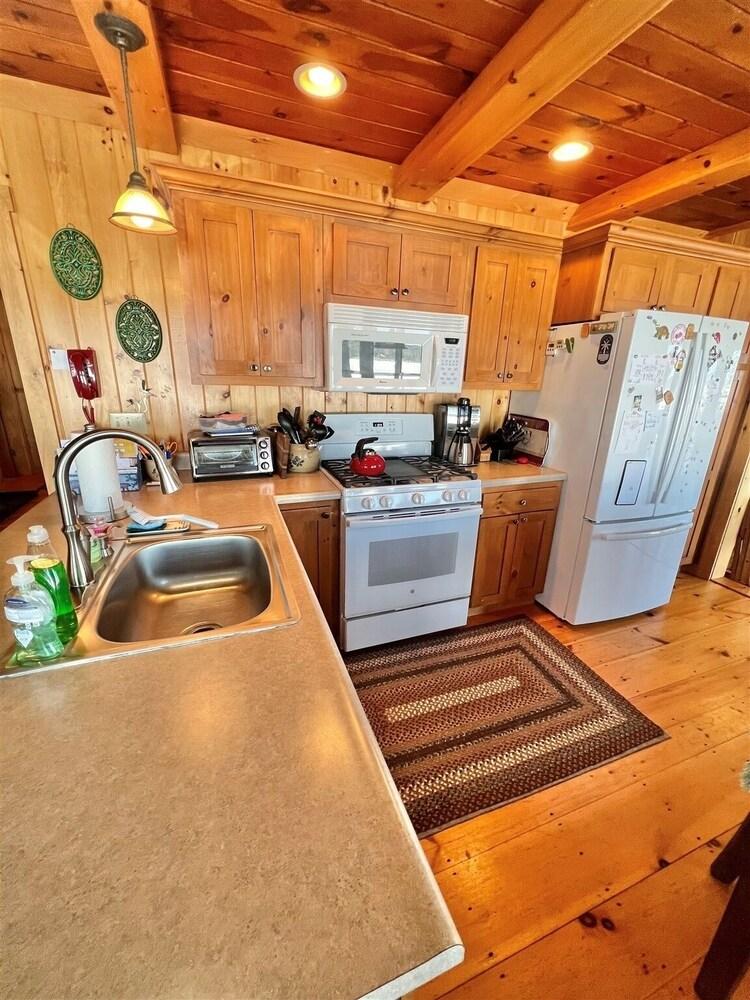 Jojo's Getaway Limit 12 5 Bedroom Villa by Redawning