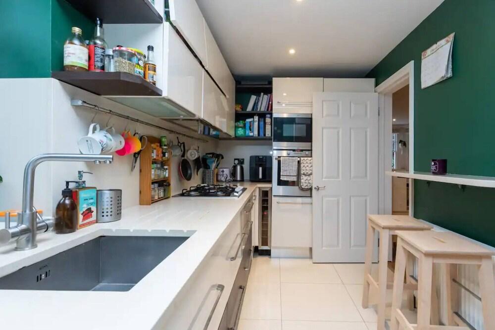 Snug 2BD Flat in Ladbroke Grove