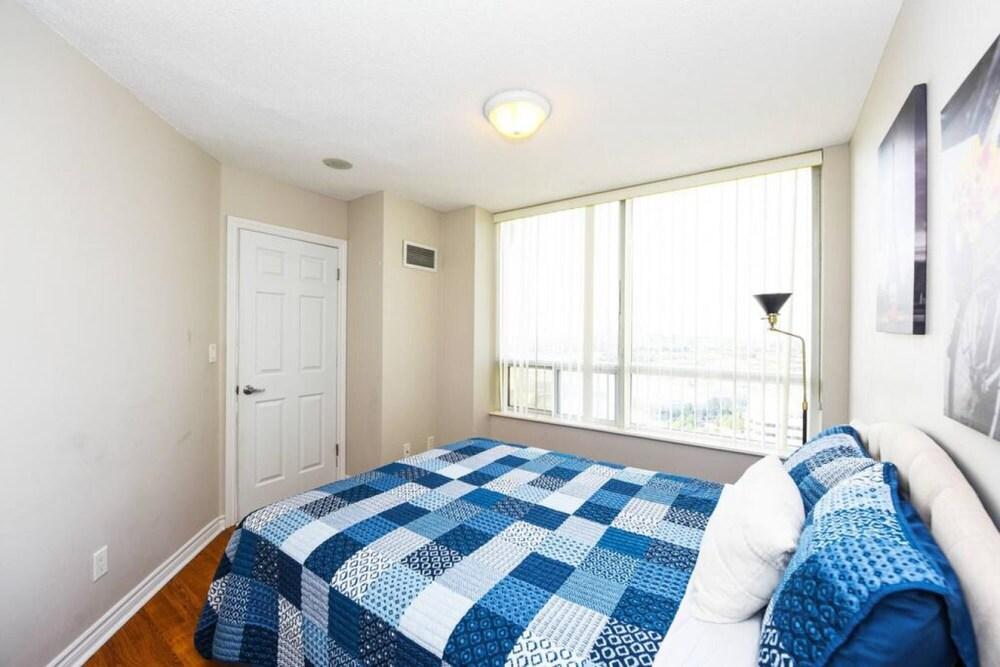 Panoramic 2 Bedroom Near Square One Mall