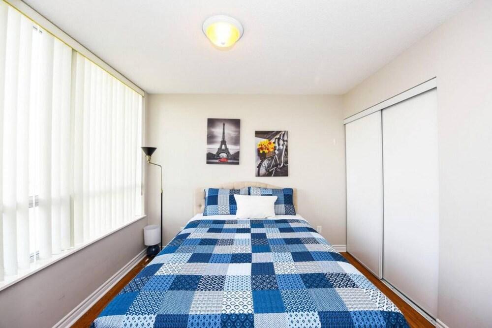 Panoramic 2 Bedroom Near Square One Mall