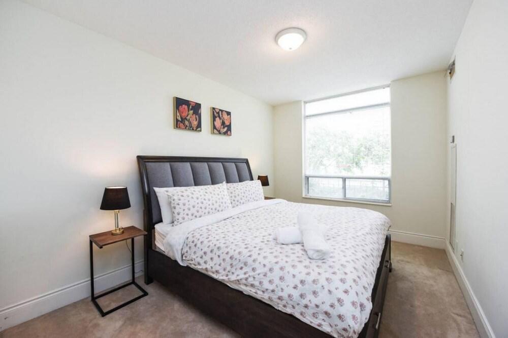 Upscale 2 Bedroom Near Square One Mall