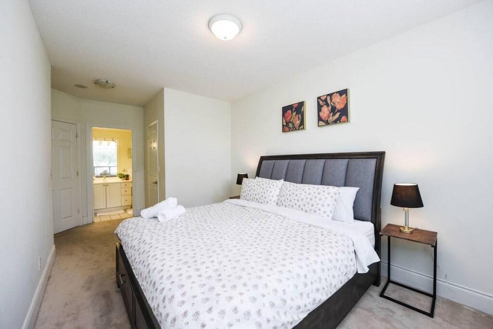 Upscale 2 Bedroom Near Square One Mall