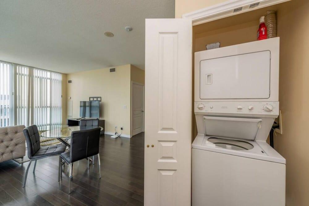 Fantastic 2 Bedroom Near Square One Mall