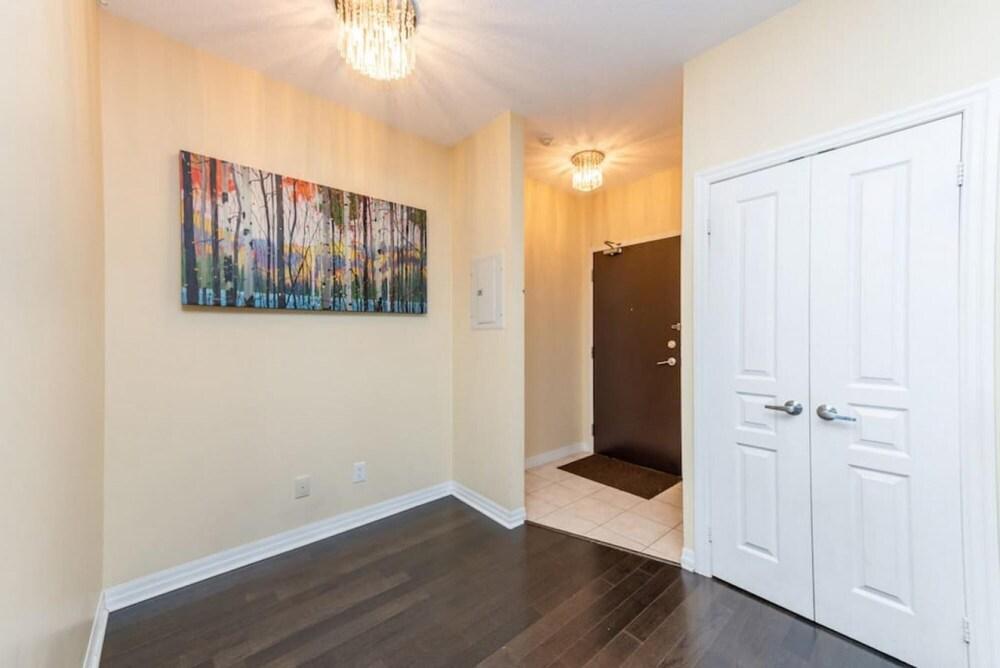 Fantastic 2 Bedroom Near Square One Mall