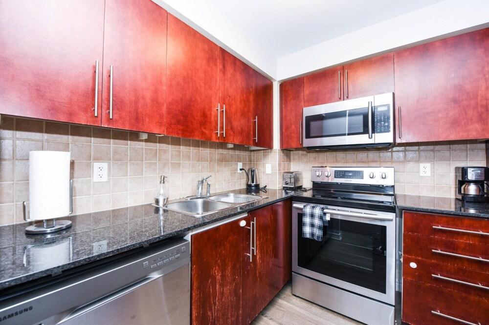 Graceful 2 Bedroom Near Square One Mall