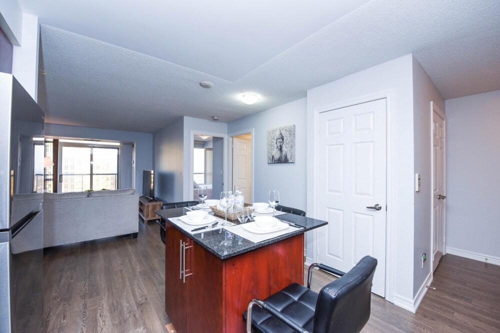 Graceful 2 Bedroom Near Square One Mall