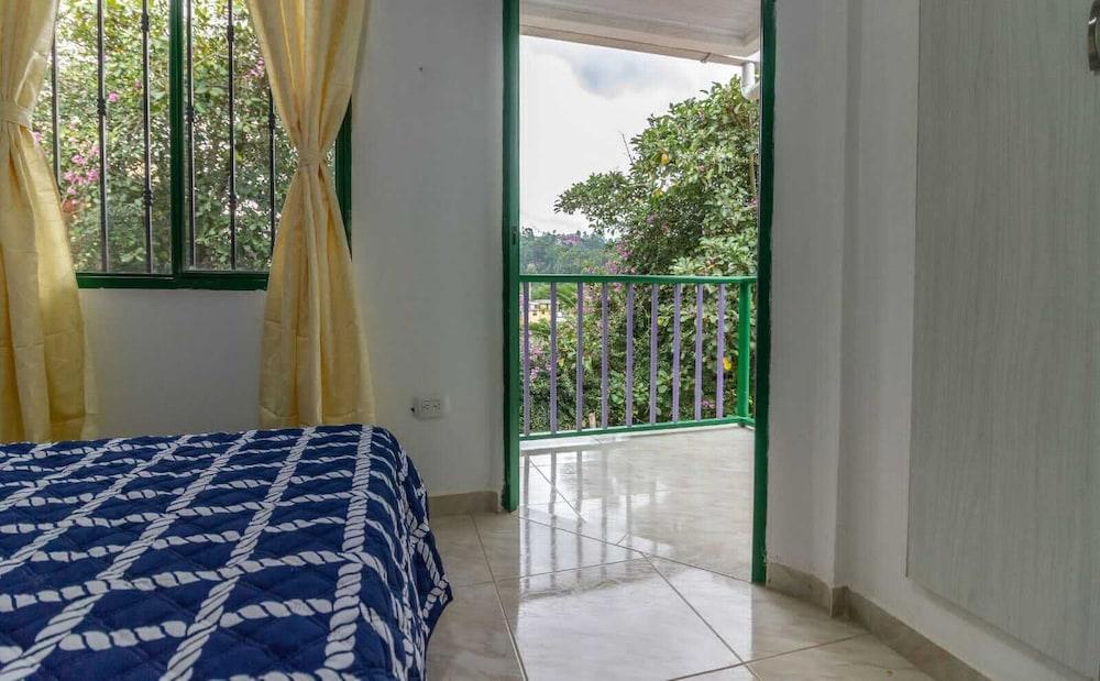 Café de Colores con balcon