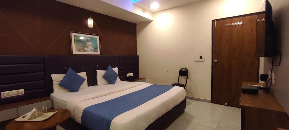 Hotel Avadh Palace