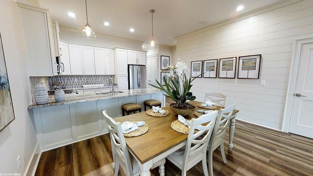 Pelican Place Cottage Unit C