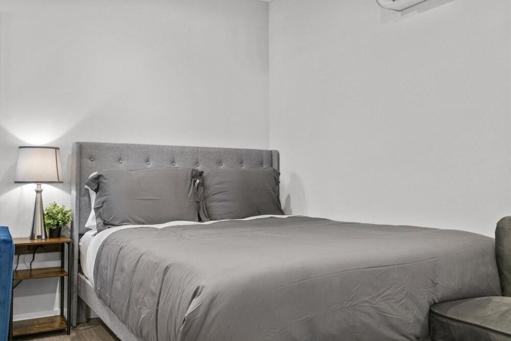 Stylish Studio Downtown Evonify