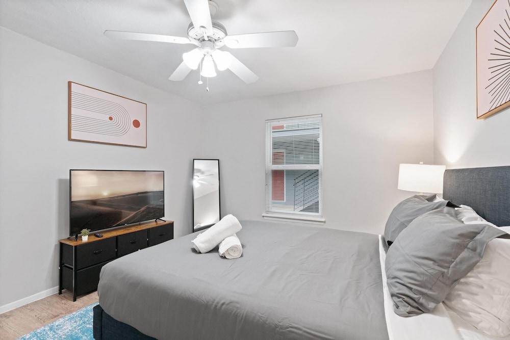 Modern 2BR Near UT Hyde Park Evonify