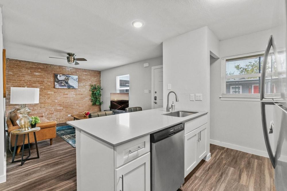 Modern 2BR Near UT Hyde Park Evonify