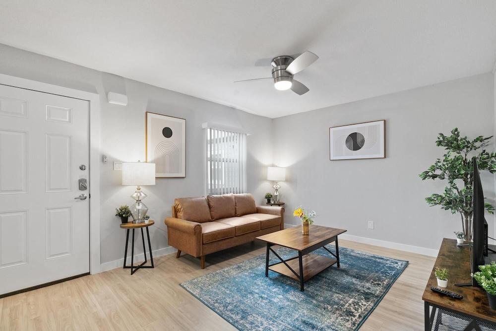 Modern 2BR Near UT Hyde Park Evonify