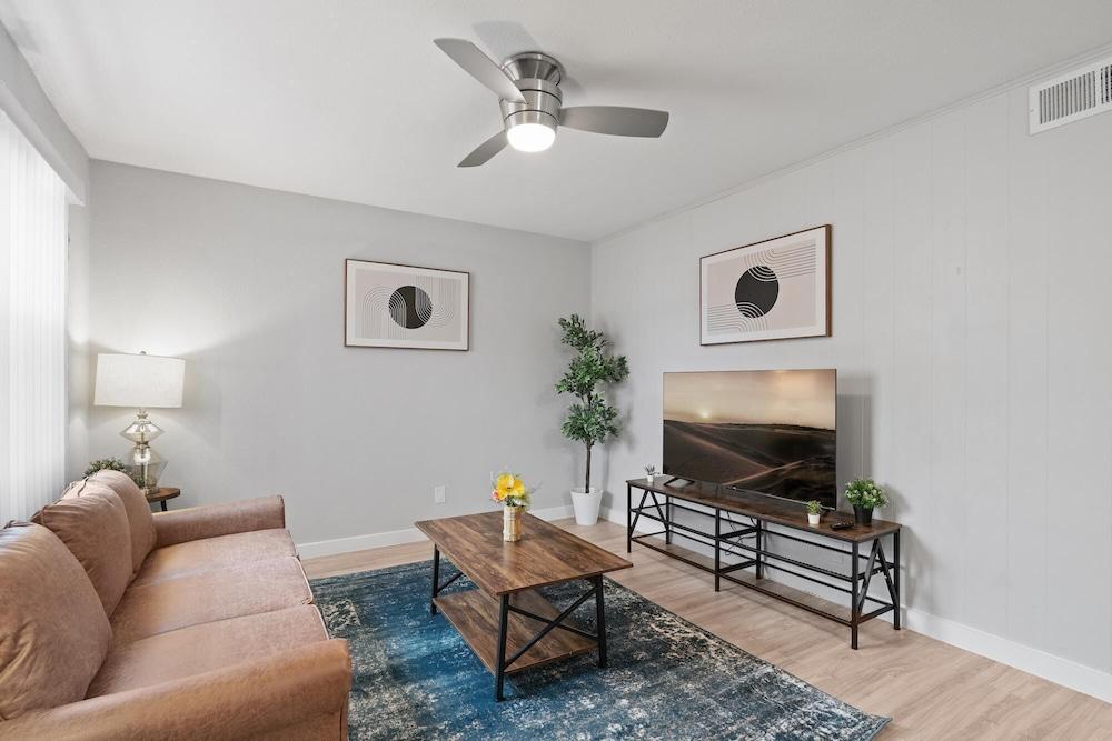 Modern 2BR Near UT Hyde Park Evonify