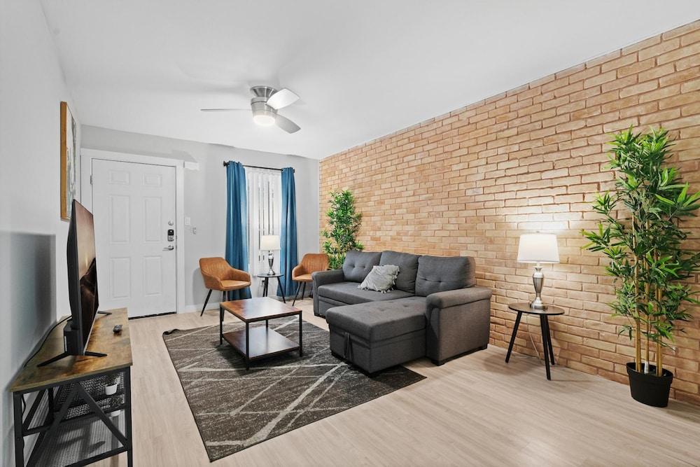 Modern 1BR Near UT Hyde Park Evonify