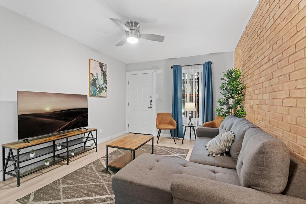 Modern 1BR Near UT Hyde Park Evonify