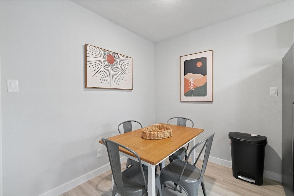 Modern 1BR Near UT Hyde Park Evonify