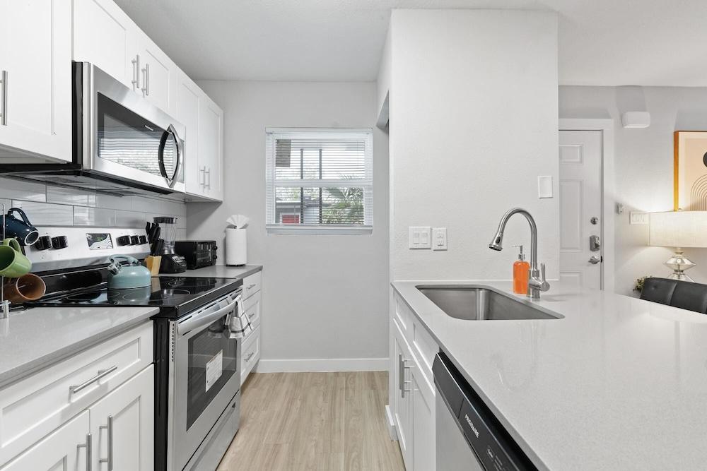 Modern 1BR Near UT Hyde Park Evonify