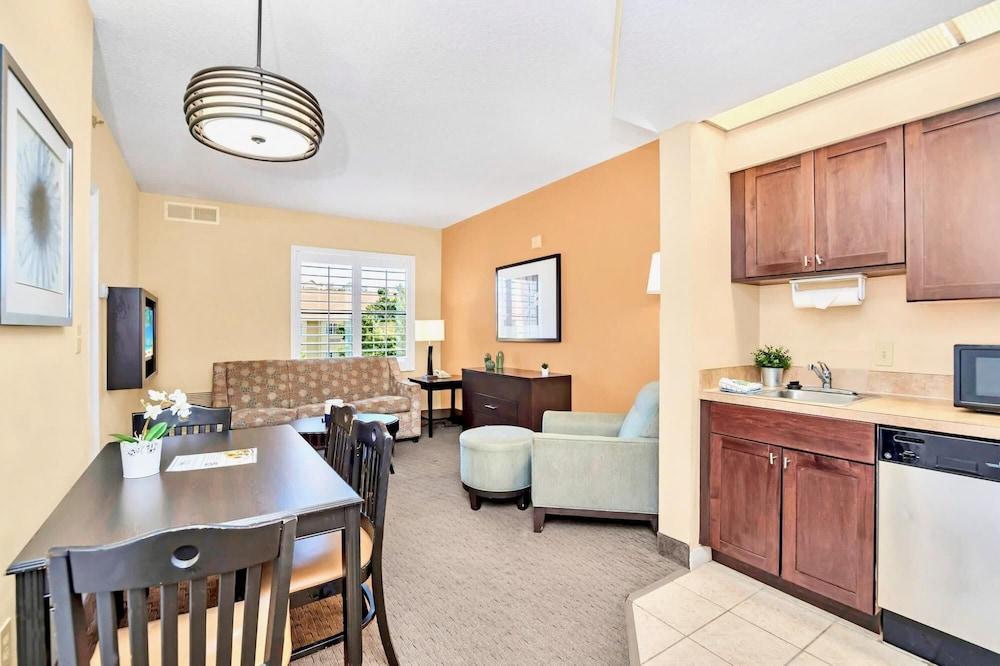 1BR w Two Queen Beds - Near Disney