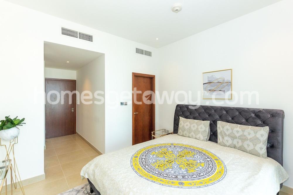 Homesgetaway- 2BR in Marina Gate Tower 2