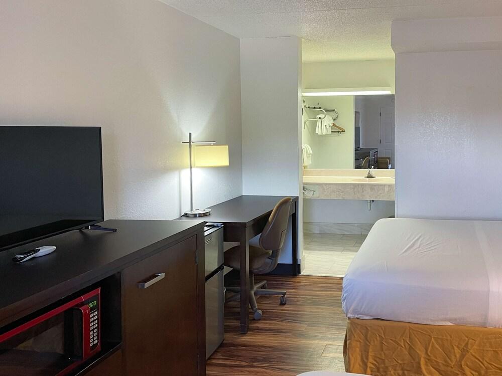 Motel 6 Fancy Gap, VA