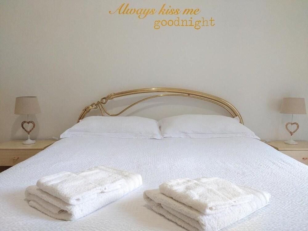 Golden Bed Home - Feel Like Home