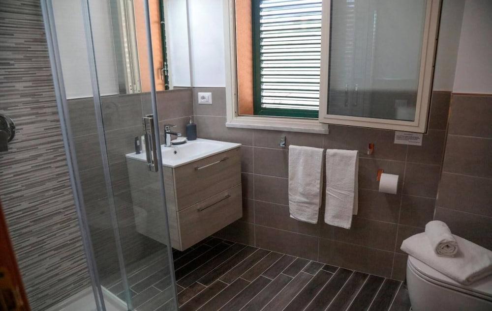 Spacious 4 Bedroom Apartment With Terrace And View